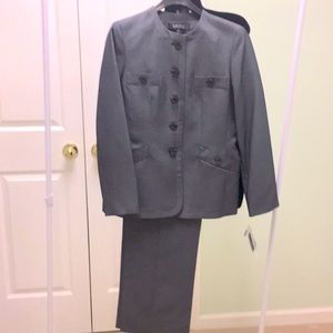 NWT-  Kasper 2 pc pantsuit grey/black,    size 10.
